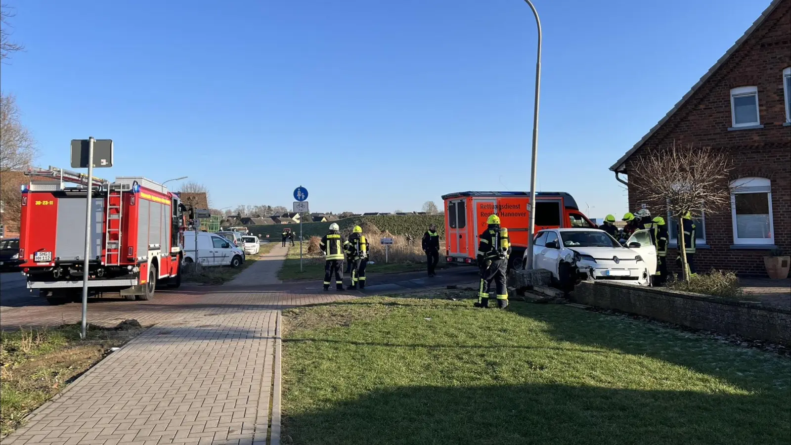 An der Unfallstelle: Die Feuerwehr im Einsatz. (Foto: Feuerwehr)