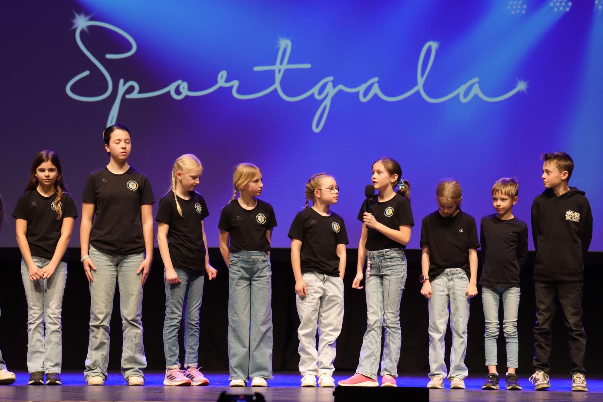 Auf der Bühne: Die jungen Turnerinnen und Turner des ASV Wunstorf Südaue. (Foto: tau)