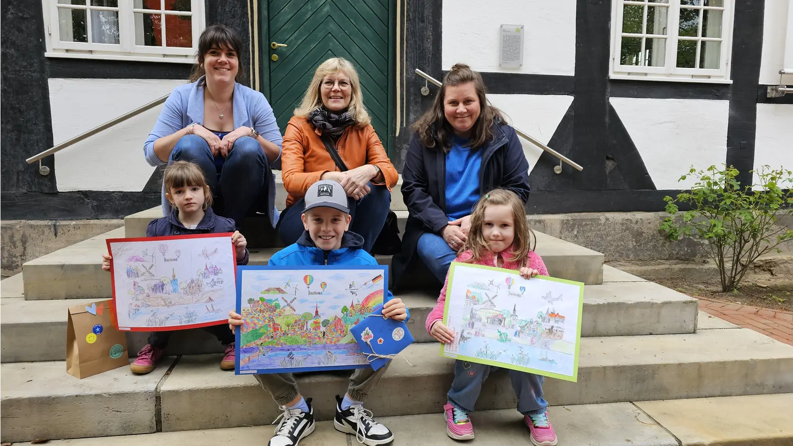 Zeigen ihre tollen Bilder (v.li.) Pauline, Jan und Ellie zusammen mit Tanja Berg (ebenfalls v.li.), Ulrike Coldewey und Ninja Schreiber. (Foto: tau)