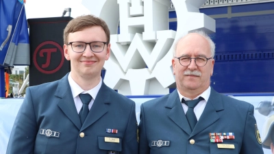 THW-Helfer aus vollem Herzen: Niklas und Dirk Rang.  (Foto: gi)