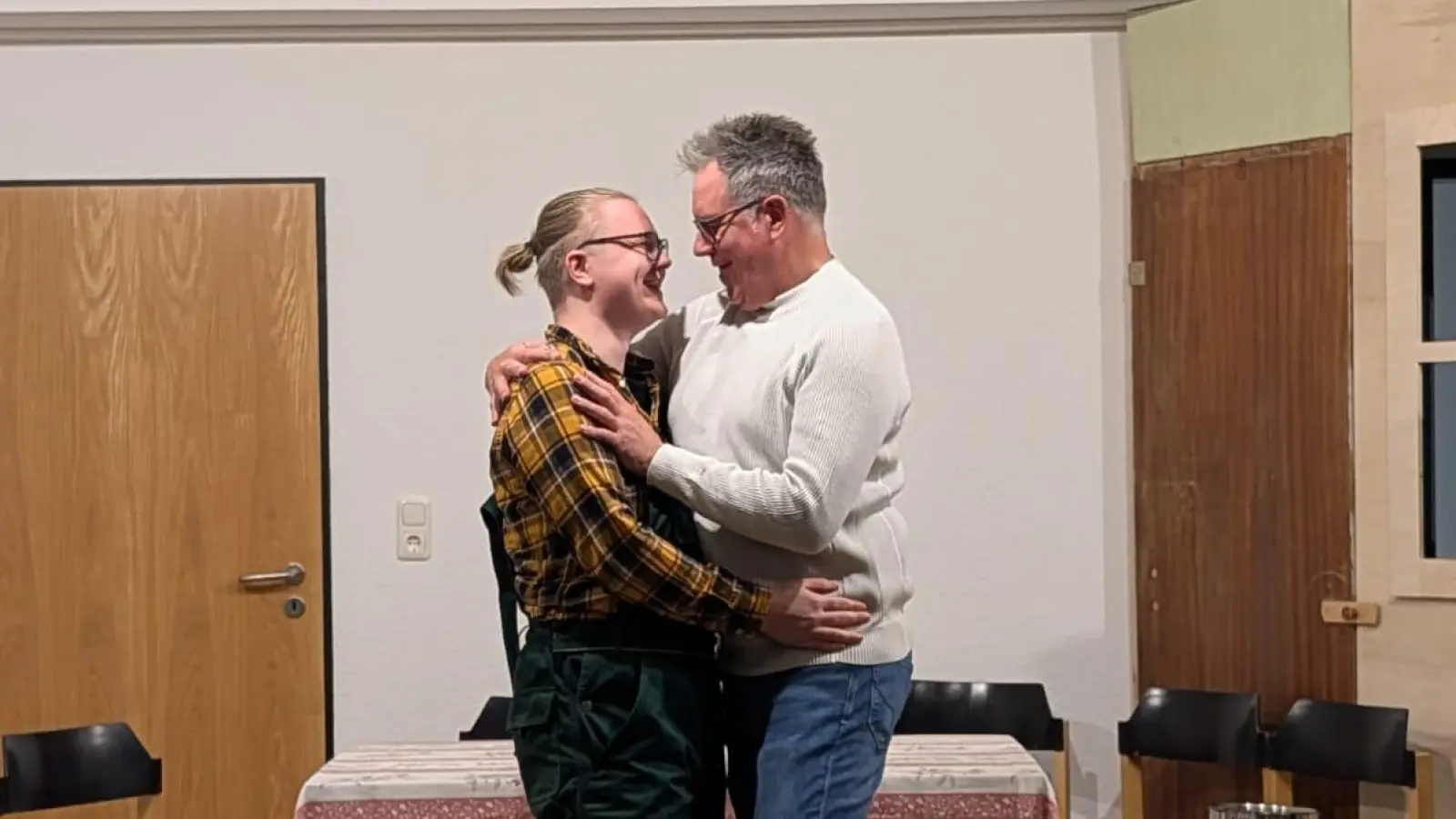 Innige Proben: Die Darsteller der Laienspielgruppe und „Ein Hof voller Narren“. (Foto: privat)