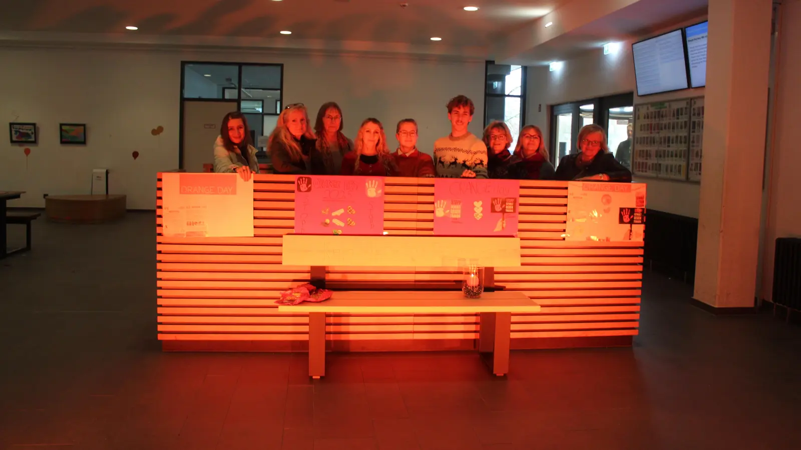 Passend zum Orange Day in Orange gehüllt (v.li.): Kerstin Brambor, Sonja Schmidt, Heike Lieberwirth, Svitlana Hoffmann, Marija Giessen, Ilias Schaffert, Susanne Sander, Jeanette Eichmann und Elke Helma Rothämel. (Foto: wb)