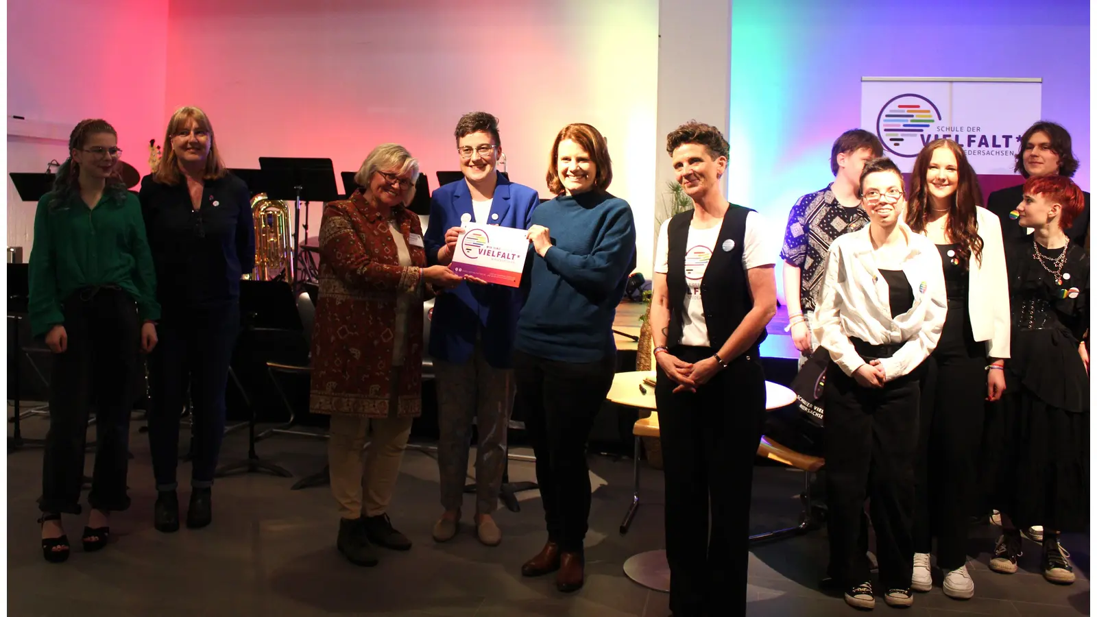 Bei der Übergabe (v.li.): Schulleiterin Elke Helma Rothämel zusammen mit Ann-Christin Möller und Kultusministerin Julia Willi Hamburg. (Foto: wb)