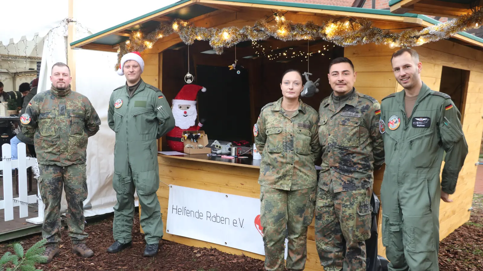 Während des Weihnachtsmarktes in Steinhude (v.li.): Jerome, Johannes, Catharina, Arkadi und Raphael von den Helfenden Raben. (Foto: gi)