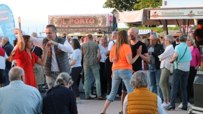 Den Geschmack getroffen: Die Musik gefällt und das Publikum tanzt.  (Foto: gi)