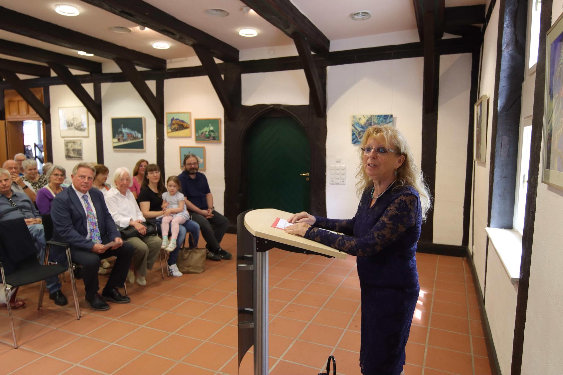 Begrüßt die Gäste: Die 1. Vorsitzende des Kunstvereins, Helga Radtke. (Foto: tau)