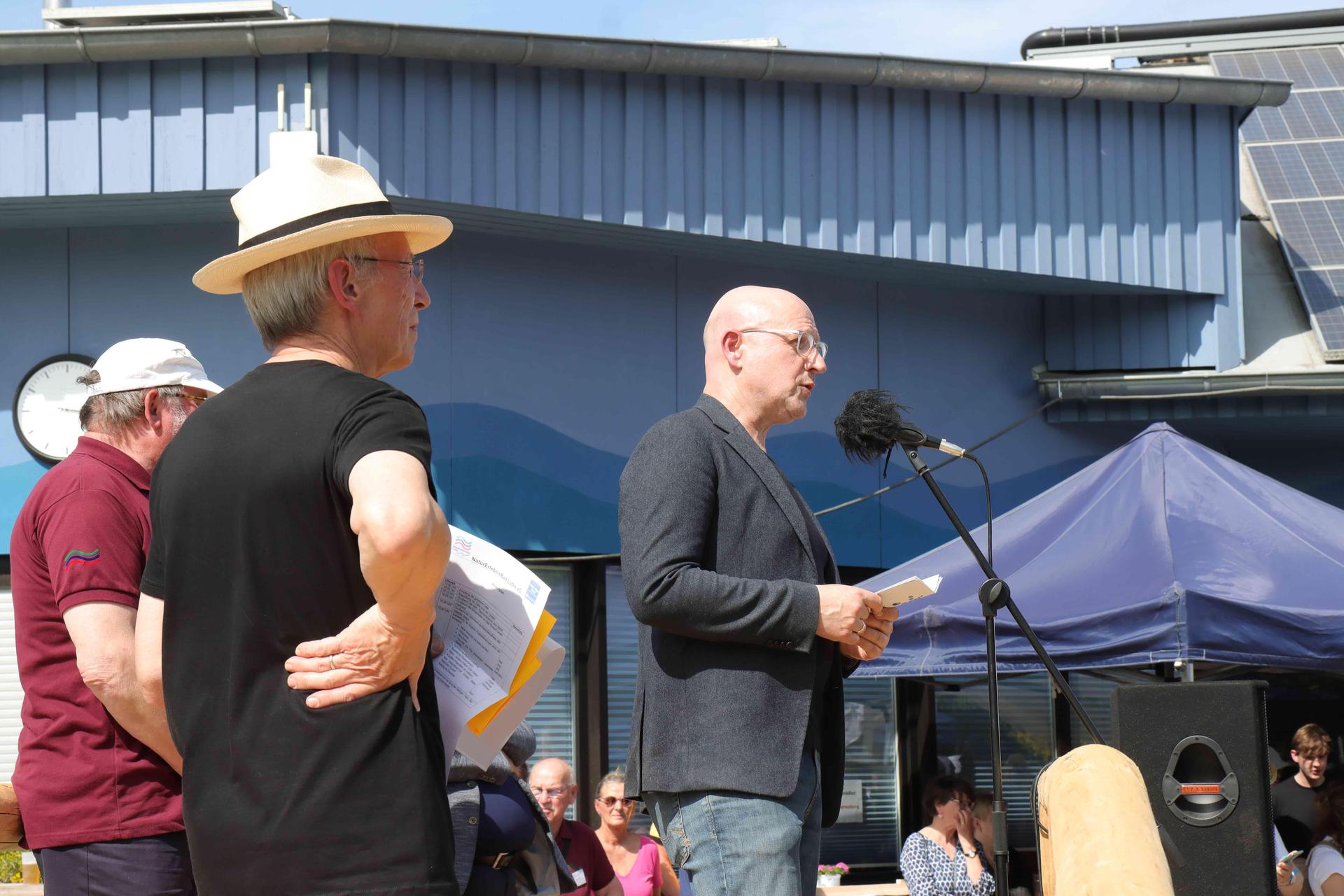 Hält eine Rede: Erster Regionsrat Jens Palandt. (Foto: tau)