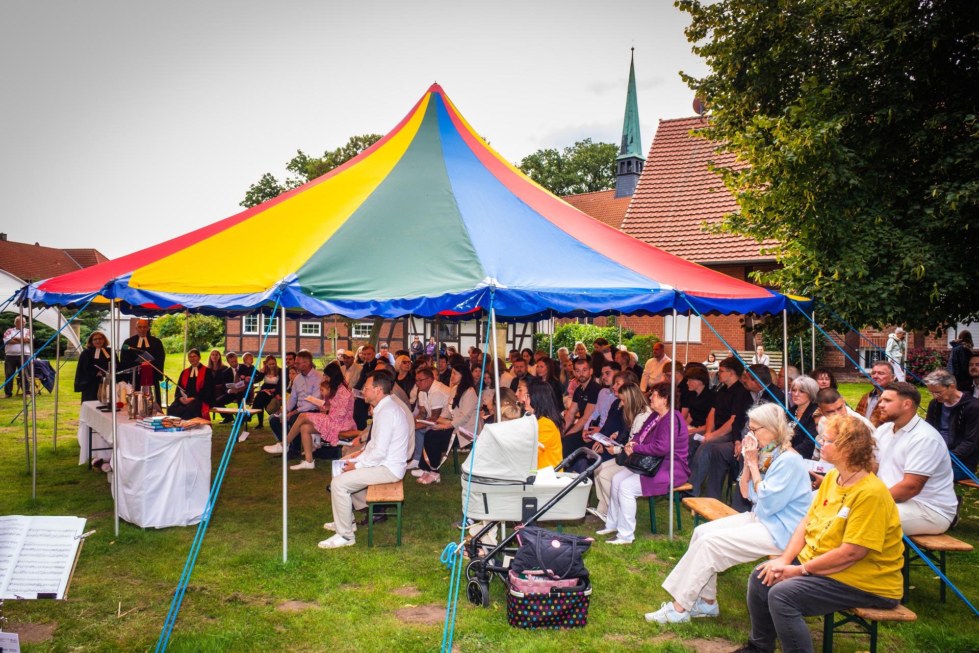 Unter dem bunten Dach eines Zirkuszelts: Der Gottesdienst. (Foto: privat)