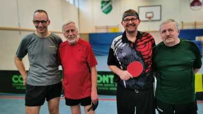 Die neuen Doppel-Champions: Stefan Czapla und Rüdiger Röwe besiegen das Duo Thomas Schäfer mit Urgestein Peter Voigt nur knapp. (Foto: privat)