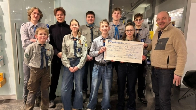 Mit Spendenscheck: Die Pfadfinder und Rüdiger Heß-Eichenberg (re.). (Foto: privat)