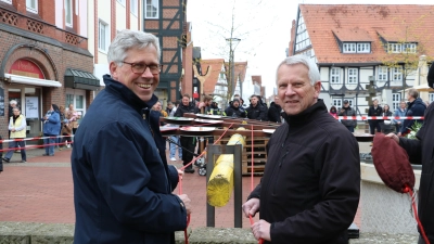 Carsten Piellusch (li.) und Bernd Heidorn helfen mit, den Maibaum hochzuziehen. (Foto: gi)