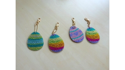 Per „Diamond Painting“ gestalten die Kinder Schlüsselanhänger. (Foto: privat)