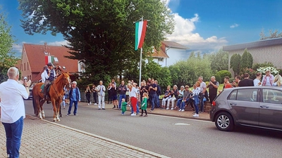Eine Fahnenweihe vor dem Bürgerschützenfest. (Foto: privat)