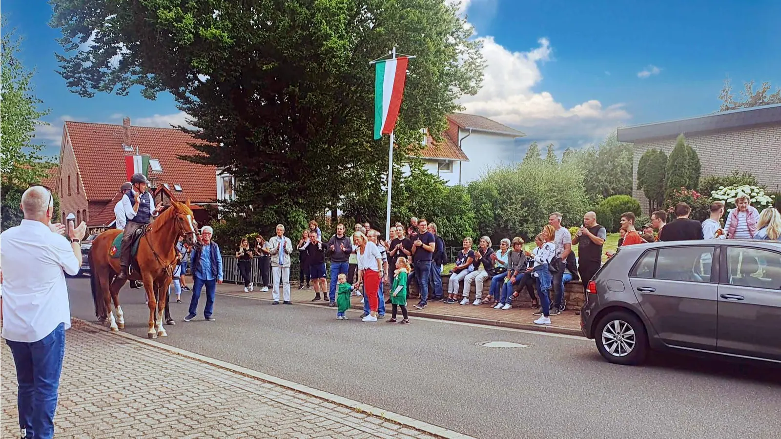 Eine Fahnenweihe vor dem Bürgerschützenfest. (Foto: privat)
