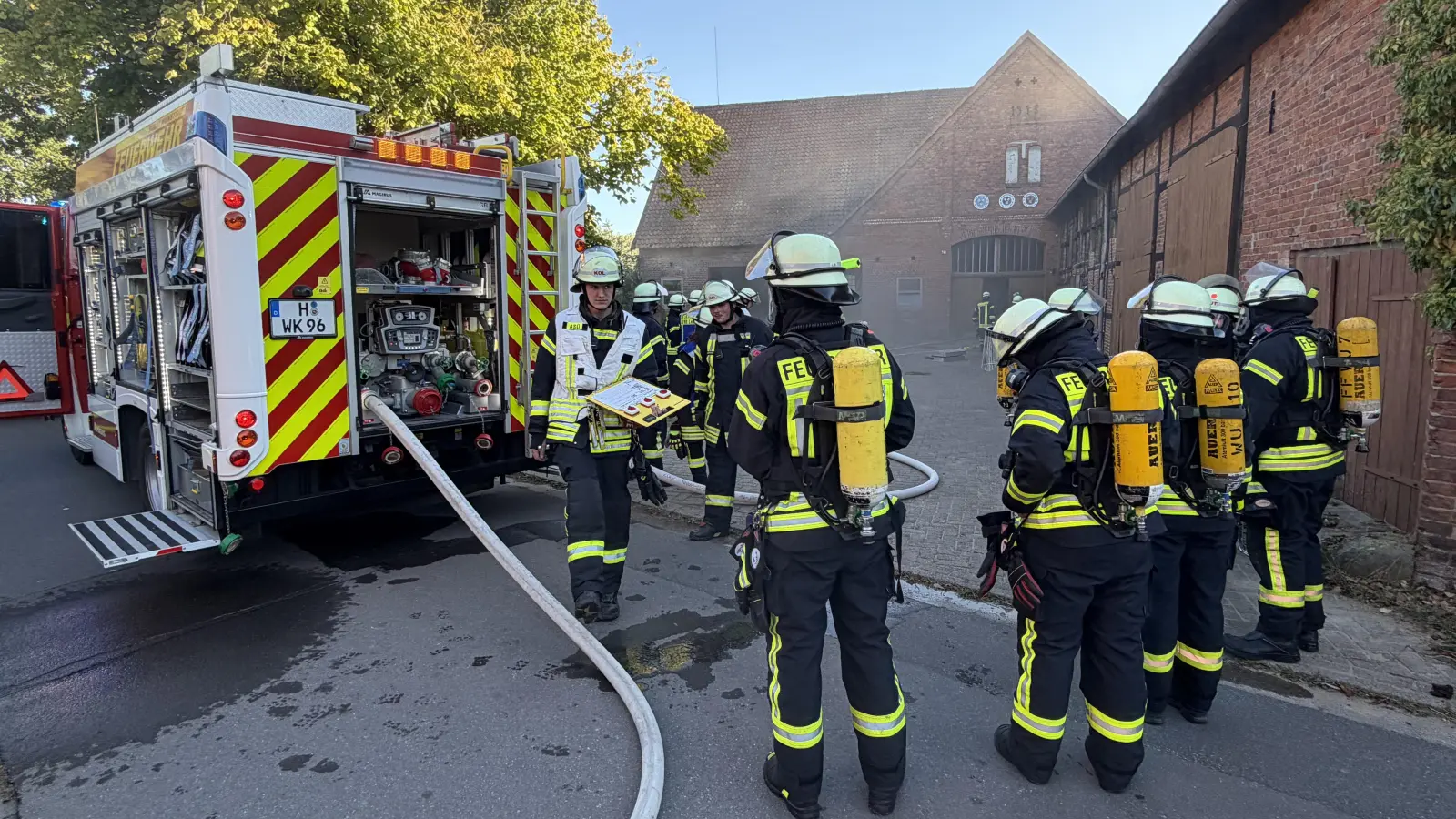 Übungsszenario: In einem stark verrauchten Abrissgebäude gilt es, drei vermisste Personen zu retten. (Foto: Feuerwehr)