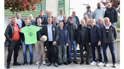 Die Delegation aus Rodenberg nimmt den zweiten Preis der niedersächsischen Typisierungsmeisterschaft von Weltmeister Pierre Littbarski entgegen. (Foto: privat)