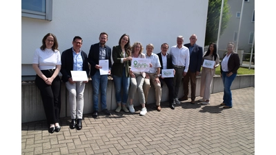 „Wärmezukunft mit Plan”. Die beteiligten Bürgermeister/innen, Dienstleister Target, Stadtwerke Schaumburg-Lippe und die Energieagentur Schaumburg bewerben ihr Konzept. (Foto: ab)