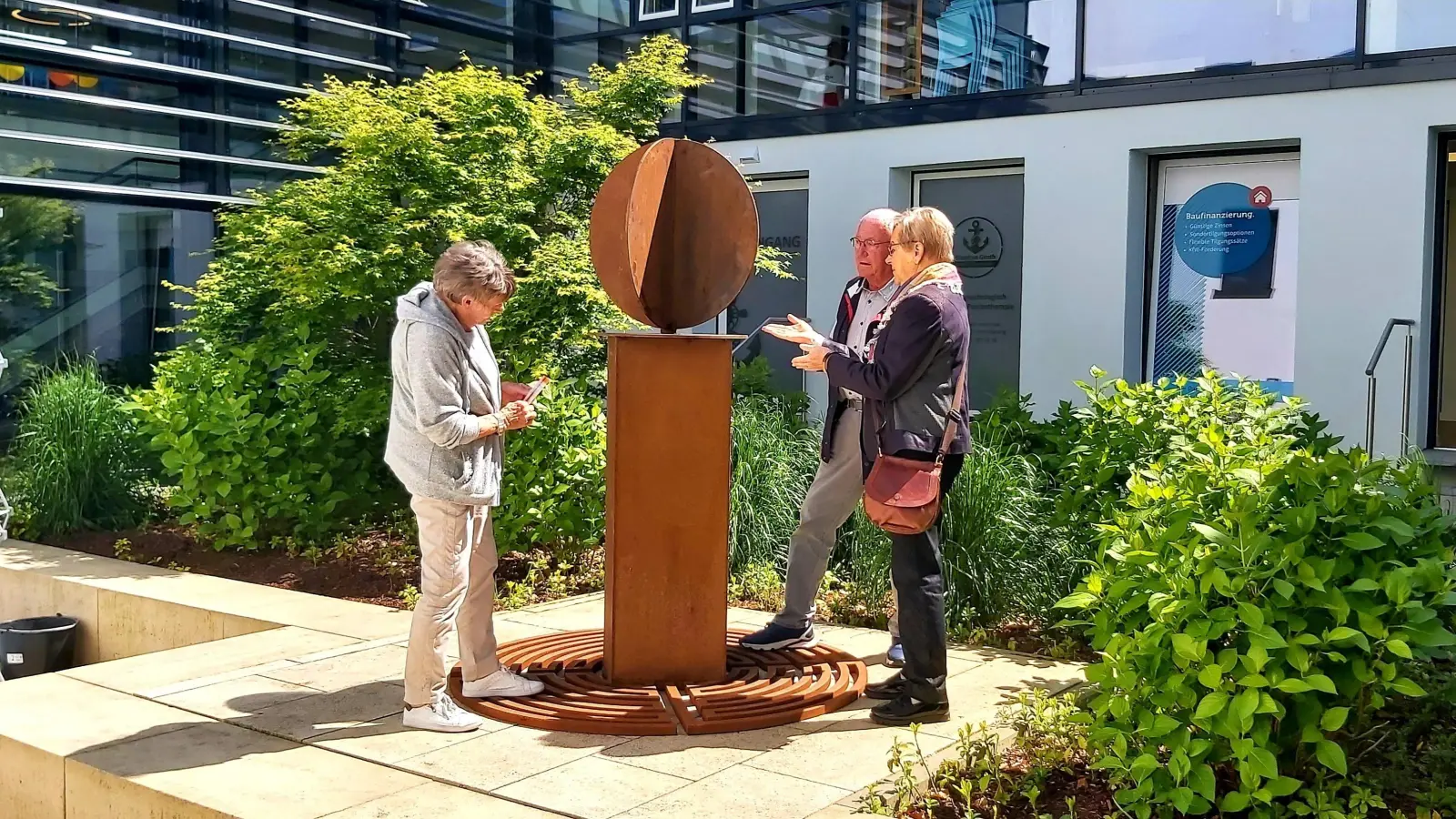 Bürgermeisterin Marlies Matthias gehörte mit Gästen zu den Ersten, die das neue Kunstobjekt genauer betrachteten.  (Foto: gk)