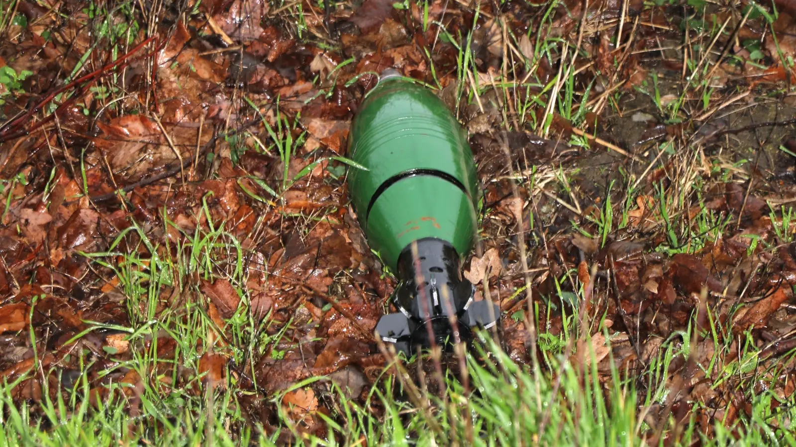 Von einem Reinigungsdienst entdeckt: Eine Granate in einem Graben an der B 441. (Foto: gi)