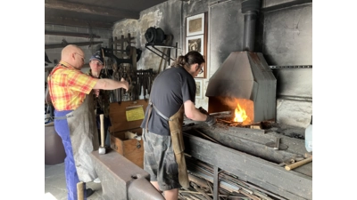 Der Schmied ist auch am Wochenende mit dabei und zeigt seine Arbeit. (Foto: privat)