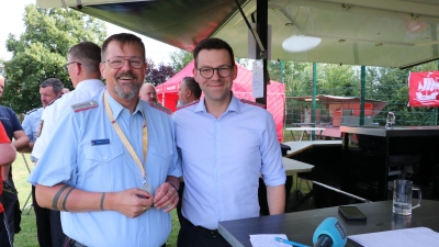 Haben das das Regionszeltlager der Kinderfeuerwehren eröffnet (v.li.): Michael Homann und Daniel Imhof. (Foto: gi)