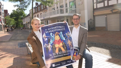 Vor dem Stadttheater: Christina und Tobias Rademacher. (Foto: tau)