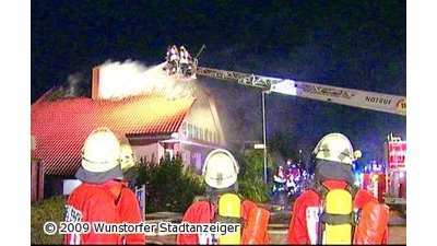 Nächtliches Feuer im Einfamilienhaus (Foto: sowi)
