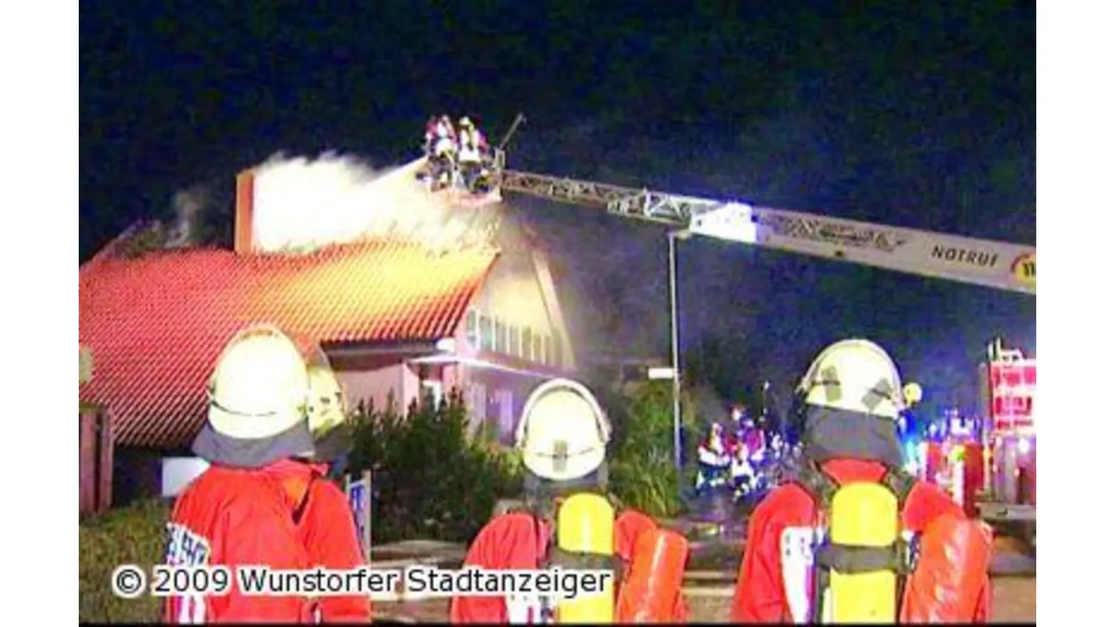 Nächtliches Feuer im Einfamilienhaus (Foto: sowi)