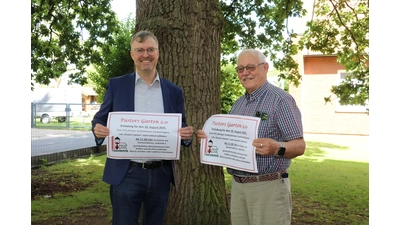 Pastor Rainer Diekmann und Kirchenvorstandsmitglied Volker Töpp (v.l.) laden zur Neuauflage von Pastors Garten ein.<br><br> (Foto: gi)
