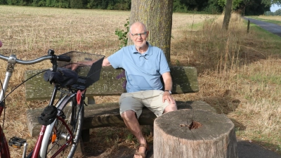 Werner Heilgermannn setzt sich gerne auf die Bank unter dem schattenspendenden Baum. Er appelliert an die Raucher, ihre Kippen in einer Dose oder einem Taschen-Aschenbecher mitzunehmen.  (Foto: gi)