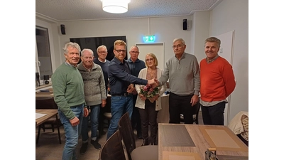 Das Vorstandsteam der SGR-Tennissparte mit Jerzy Mikolajczik (v.li.), Dieter Lotz, Stefan Dierkes, Karl Reichstein, Gerald Wente sowie Lothar Mertens (re.) verabschieden den langjährigen Platz- und Anlagenwart Wolfgang Schweer (2. v. re.) und danken auch dessen Frau Sieglinde Schweer.  (Foto: Borchers, Bastian)