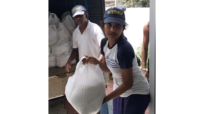 Seit Jahren hilft Interhelp auf Sri Lanka nach Naturkatastrophen – ehrenamtlich und unentgeldlich: Lesthuruge und Mangala Fernando gehören auch jetzt wieder zum Interhelp-Rettungsteam. (Foto: Interhelp)