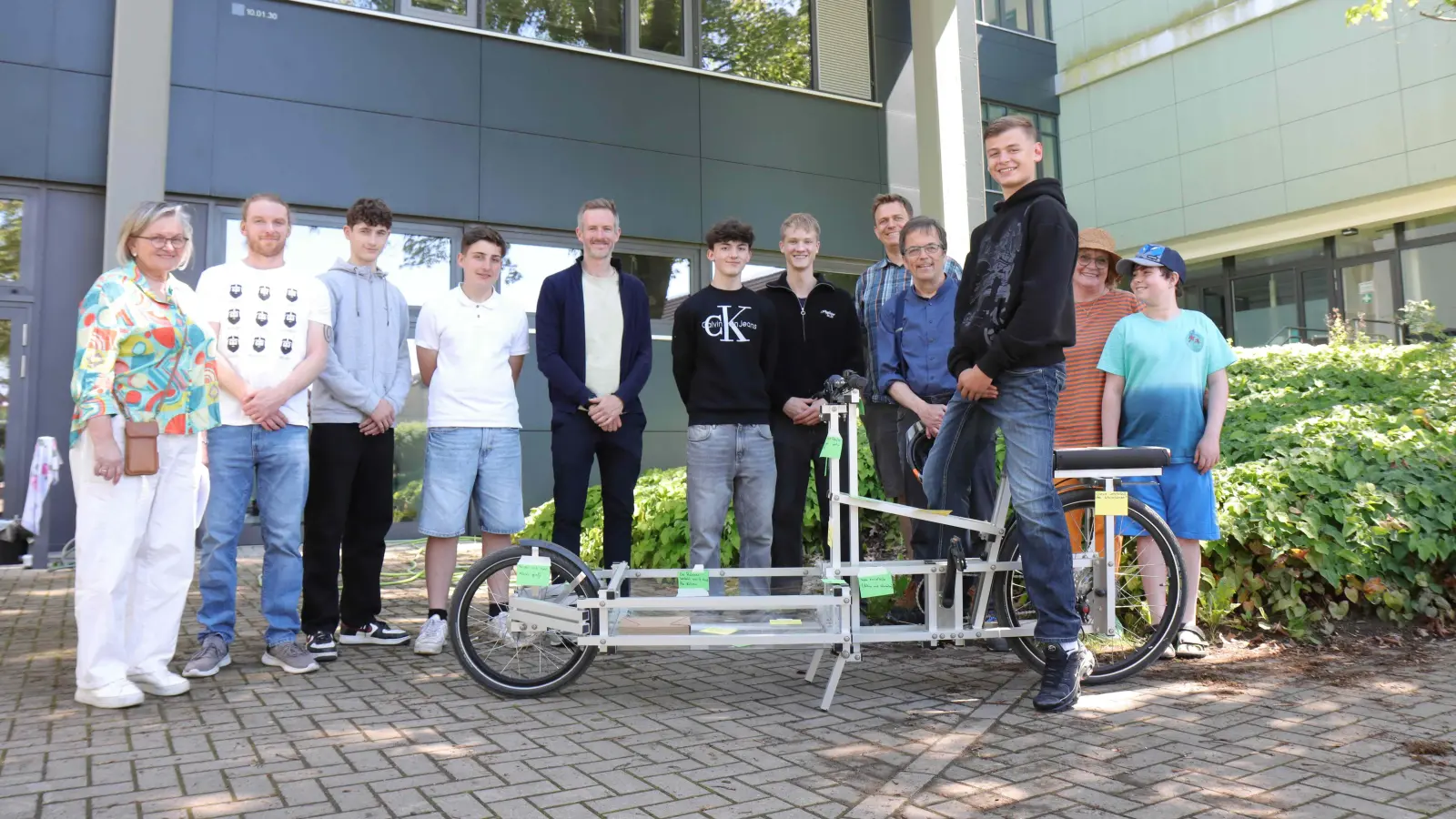 Haben ein besonderes Lastenrad in Empfang genommen (v.li.): Schulleiterin Elke Helma Rothämel sowie Lehrer und Schüler des IGS-Fahrradkurses.  (Foto: tau)