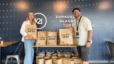Mit den Tüten voll Güte: Katja Sukowski und Silas Lehmann. (Foto: privat)