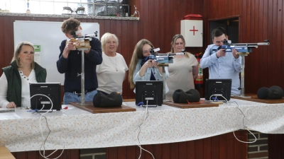 Auf dem Schießstand (v.li.): Stefanie Flebbe-Kauder, Max Twardowski, Ina Langhammer, Patricia Funk, Joanna Berger und Christoph Reinhold. (Foto: gi)