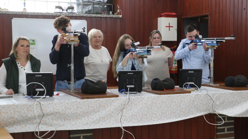 Auf dem Schießstand (v.li.): Stefanie Flebbe-Kauder, Max Twardowski, Ina Langhammer, Patricia Funk, Joanna Berger und Christoph Reinhold. (Foto: gi)