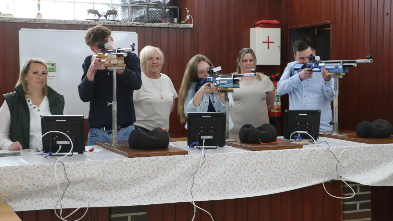 Auf dem Schießstand (v.li.): Stefanie Flebbe-Kauder, Max Twardowski, Ina Langhammer, Patricia Funk, Joanna Berger und Christoph Reinhold. (Foto: gi)