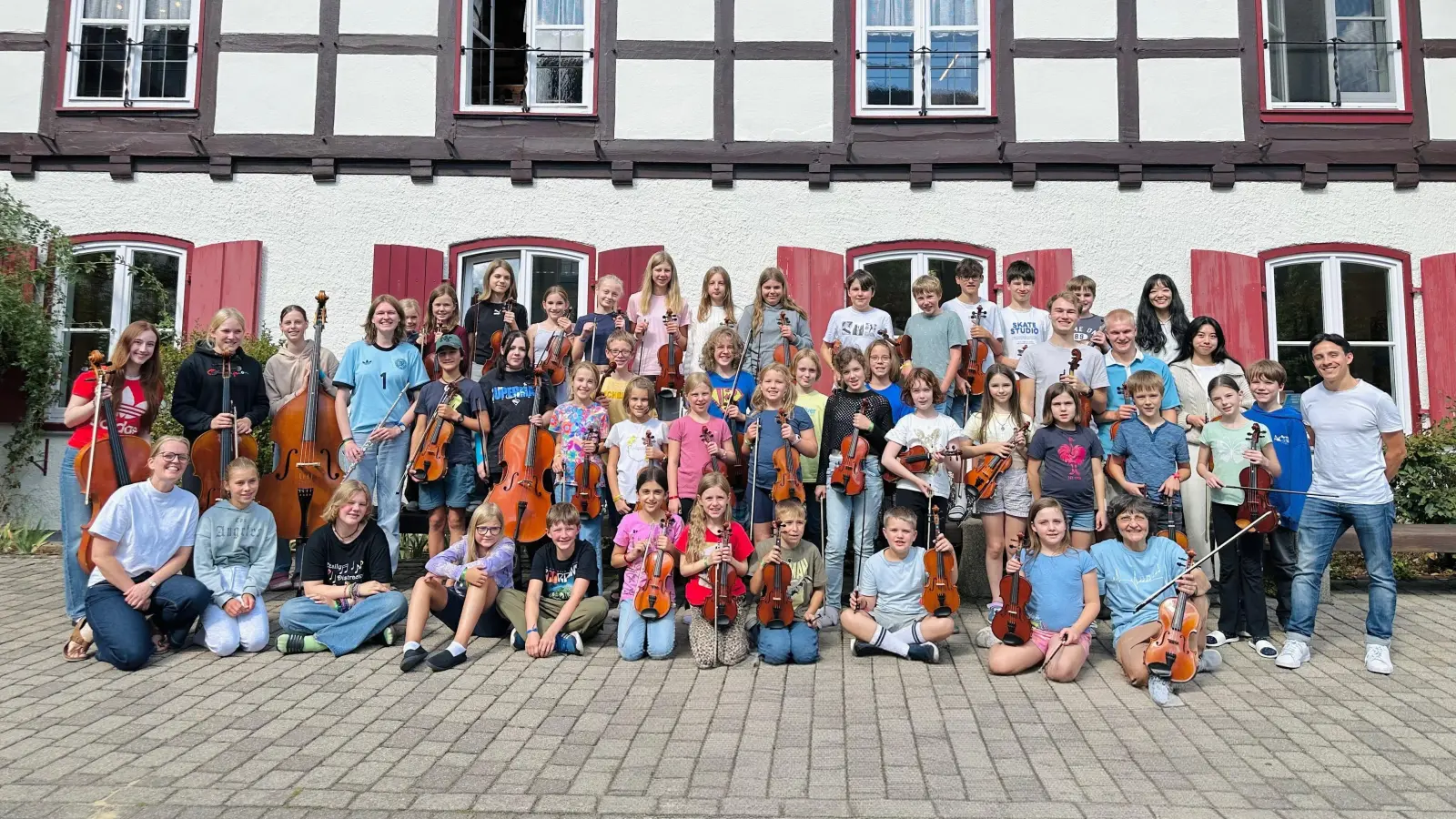 Vor der Jugendherberge in Goslar: Das Junge Wunstorfer Streichorchester. (Foto: privat)