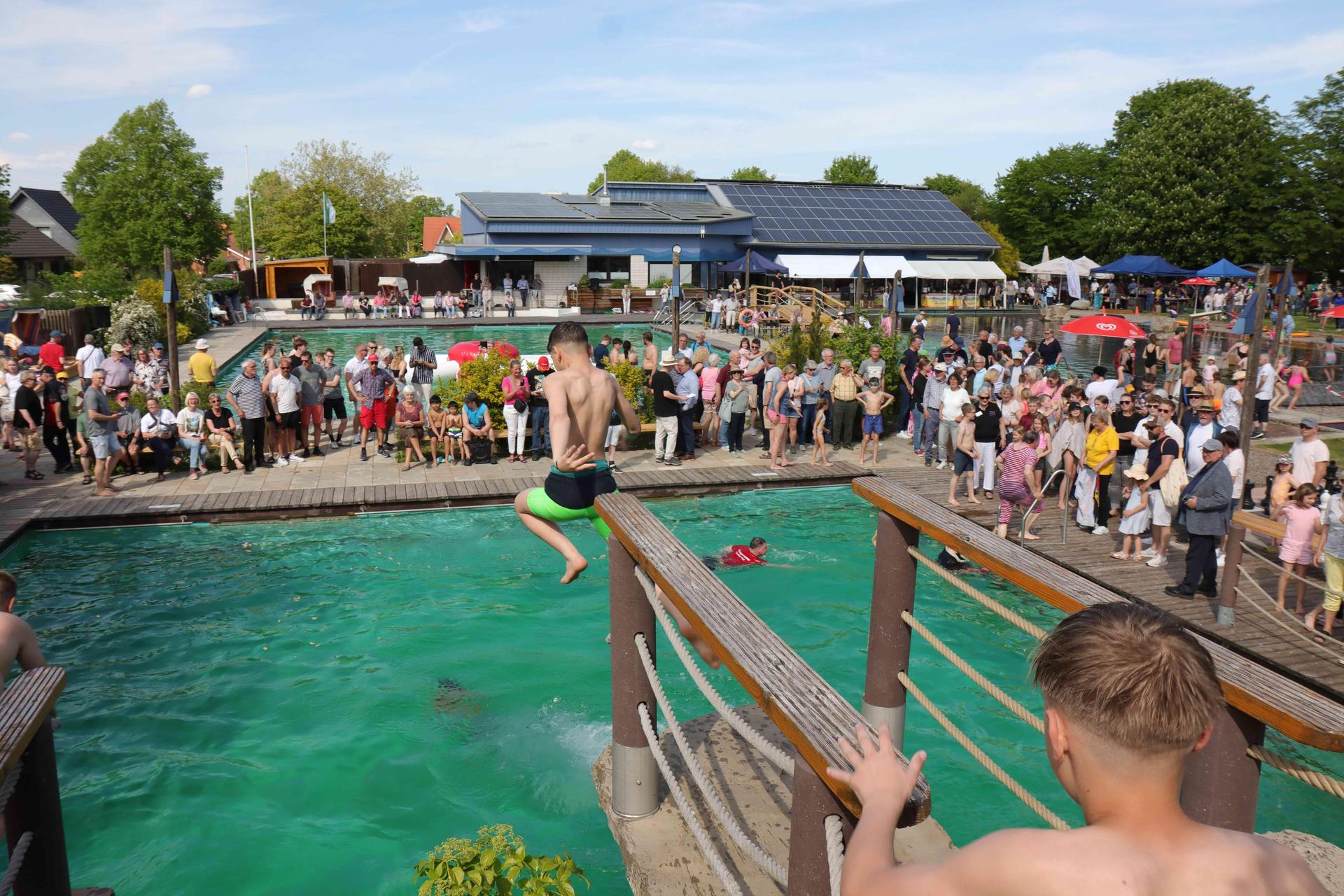 Spaß am und in den Becken: Saisoneröffnung im NaturErlebnisBad. (Foto: tau)