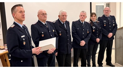 Christian Voß ehrt als stellvertretender Stadtbrandmeister für 25 Jahre Zugehörigkeit Daniela Marchlewski und Timo Schneider, für 40 Jahre Karl-Heinz Bücher und Dieter von der Heyde und für 50 Jahre Heinrich Feldmann. (Foto: ste)
