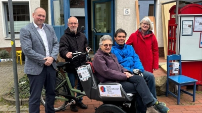 Vor dem Mehrgenerationenhaus: (v.li.) LBS-Gebietsleiter David Clayton, Rolf Schulze, Sabine Winkler, Helge Düve und Heike Schulze. (Foto: privat)