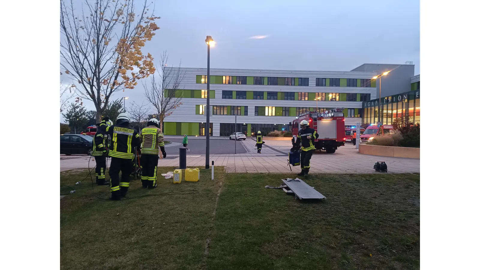 Die Verletztensammelstelle wird vor dem Klinikum durch die Ortsfeuerwehr Obernkirchen aufgebaut. Ebenfalls wird ein Lichtmast aufgebaut.<br> (Foto: privat)