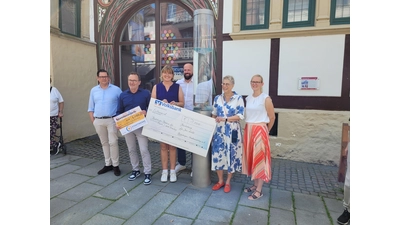 Bei der Eröffnung der Wassersäule: Bürgermeister Axel Wohlgemuth, Dirk Rabeneck (Geschäftsführer Stadtwerke Schaumburg-Lippe), Beate Kloß, Markus Metschke und Anette Lube (Vorstand Bückeburger Stadtmarketing), Juliane Rohlfing (Fachgebietsleitung Wirtschaftsförderung, Tourismus und Kultur) (von links). (Foto: privat)