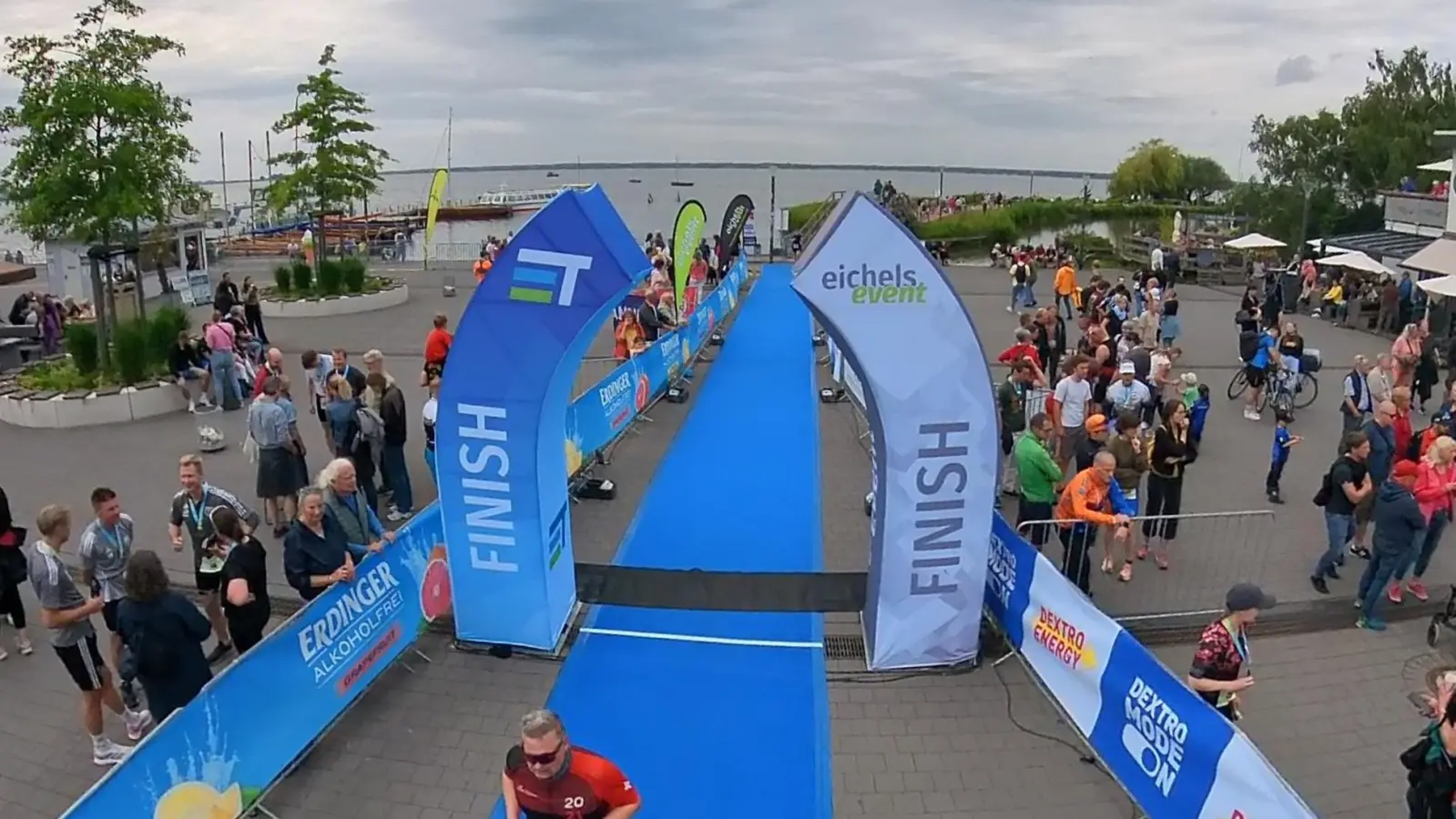 Aus dem vergangenen Jahr: Der Zielbereich des Steinhuder Meer Triathlons.  (Archivbild: Jan F. Helbig)