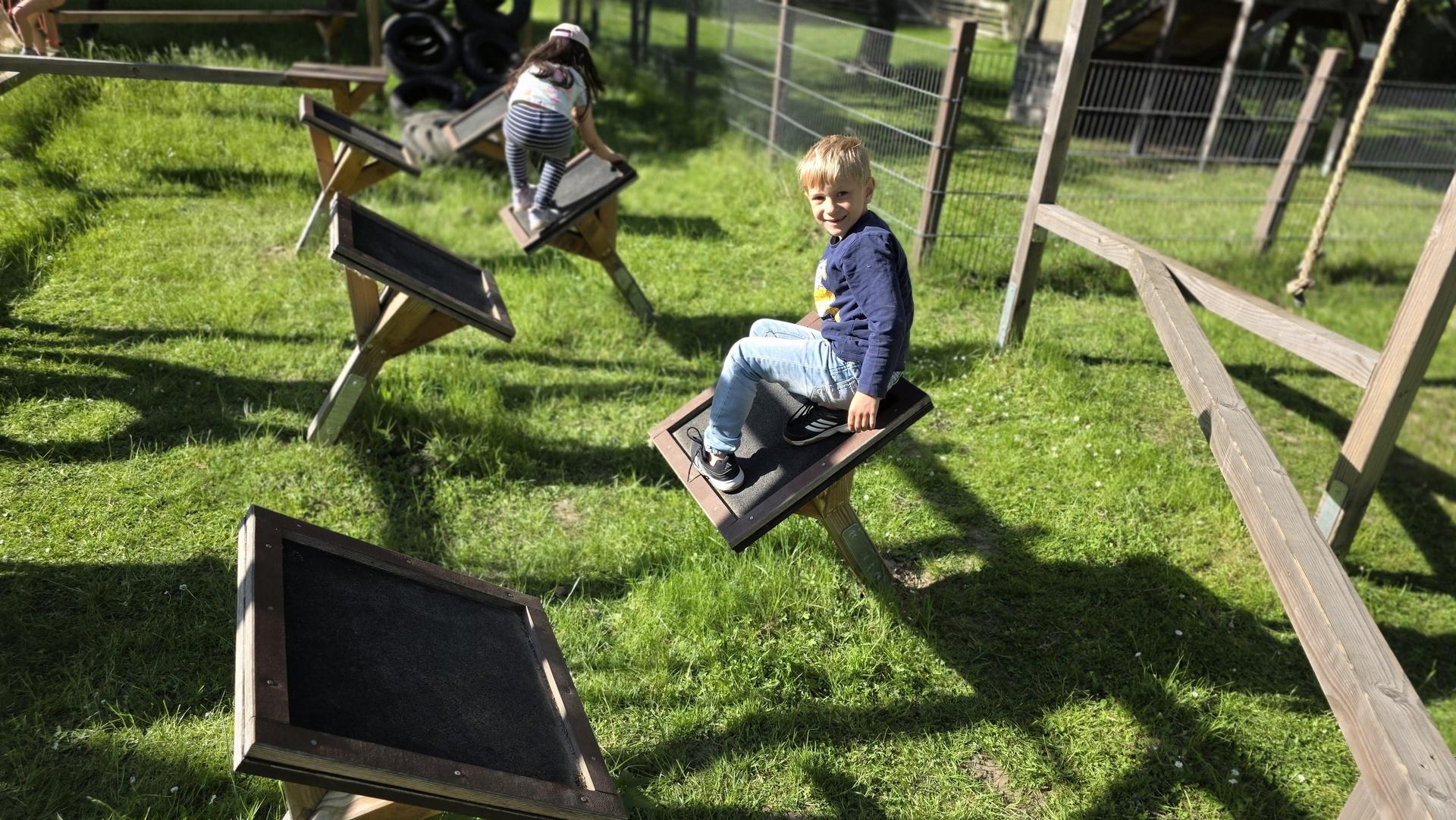 Haben Spaß auf dem Ninja-Parcours: Die jungen Besucher des Festes. (Foto: tau)