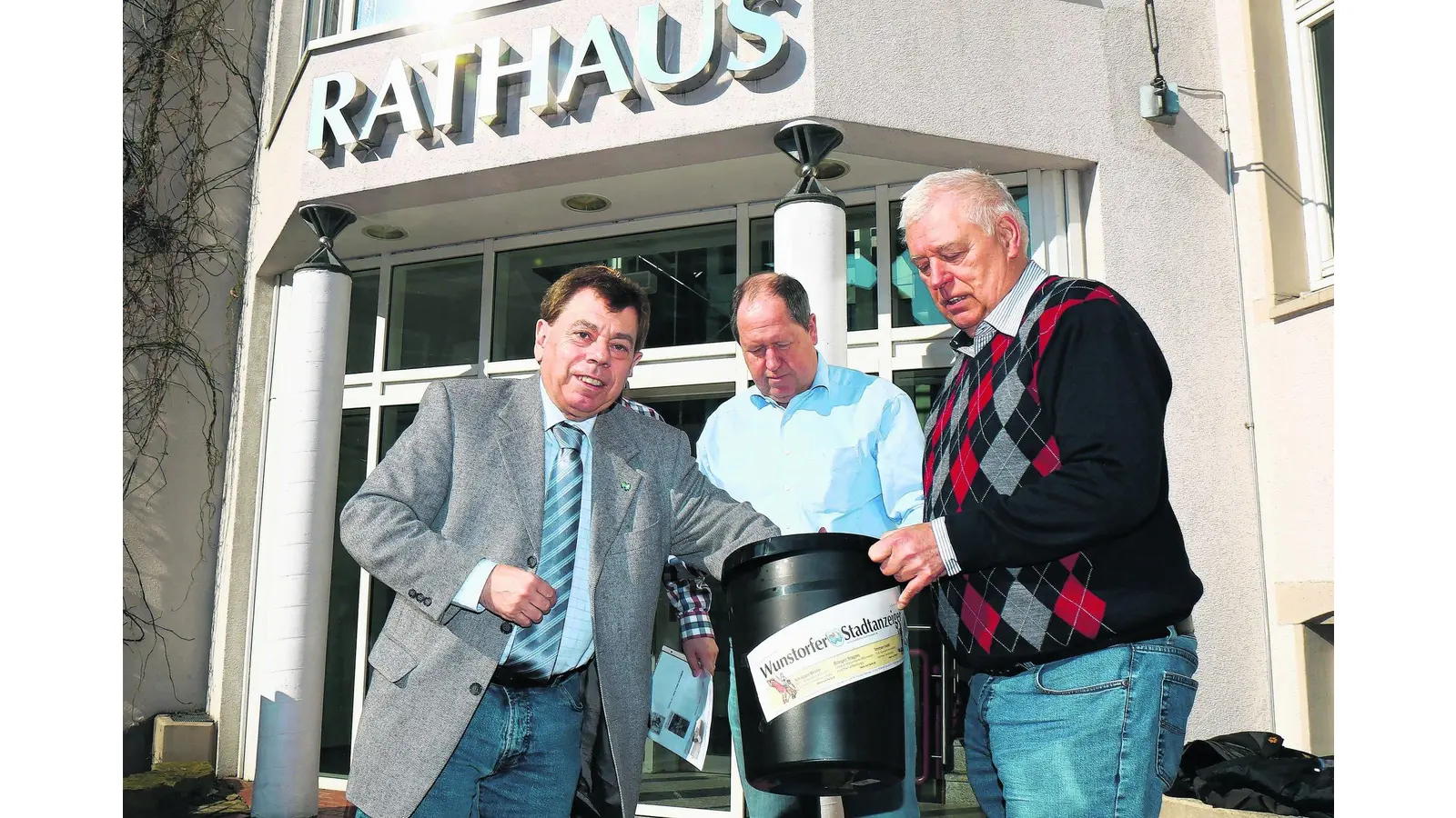 Bürgermeister zieht die Gewinner (Foto: tau)