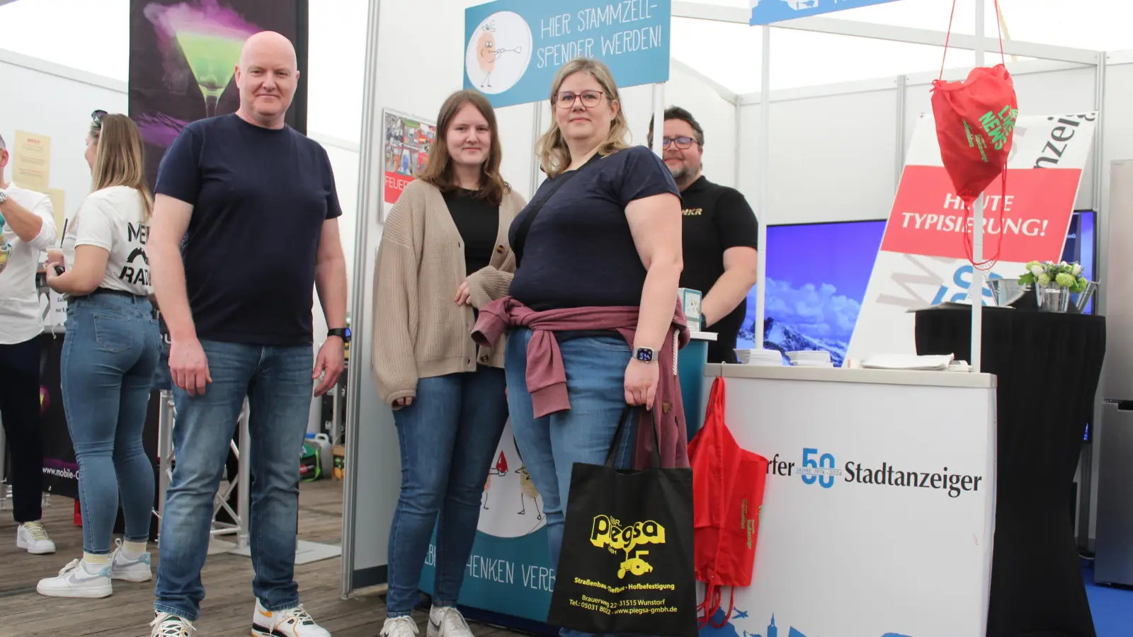 Haben an der Aktion teilgenommen (v.li.): Liam McGarth mit Tochter Emily. Daneben Sandra McGarth, die bereits typisiert ist. Im Hintergrund Martin Jastrow vom NKR. (Foto: wb)