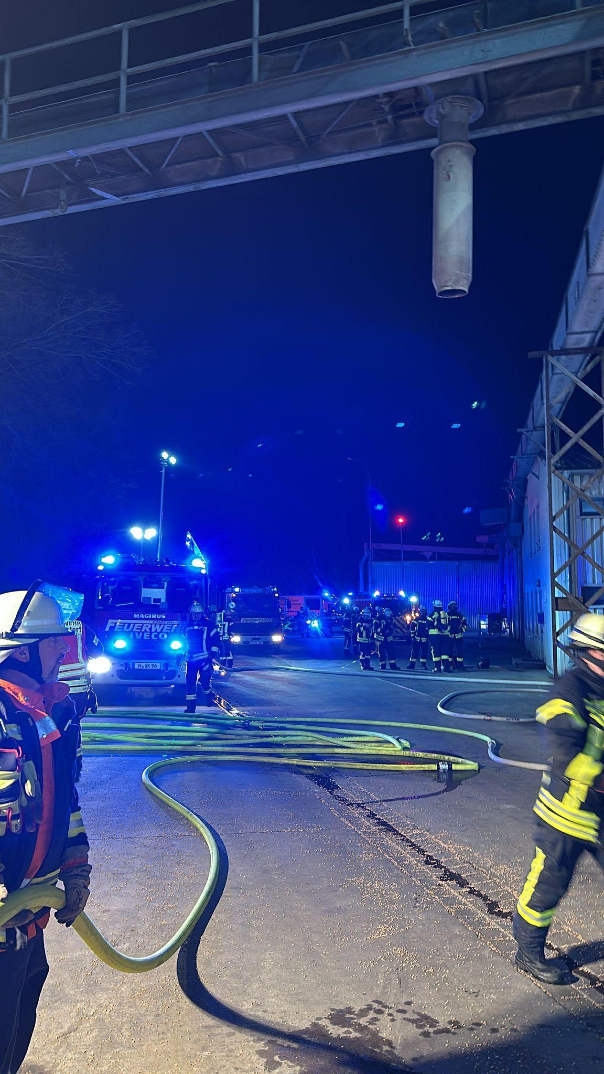 Im Einsatz: Die Feuerwehr. (Foto: Feuerwehr)