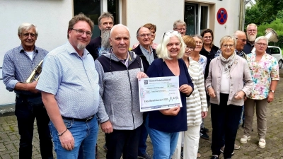 Spender, Unterstützende und ehrenamtlich Helfende freuen sich über die Benefiz-Spende. (Foto: gk)