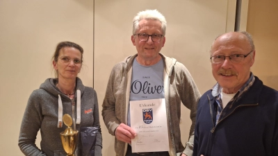 Ausgezeichnet (v.li.): OSV-Sportlerin des Jahres Kerstin Thiele, Jubilar Tillmann Engel zusammen mit dem Vorsitzenden Robert Mayer. (Foto: privat)